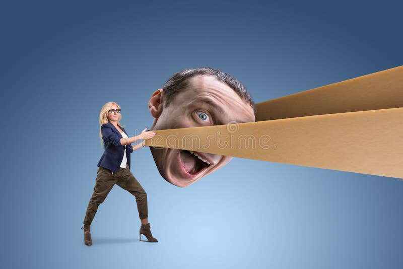 Femme tirant la tête de l'homme images stock Femme tirant la tête de l'homme images stock