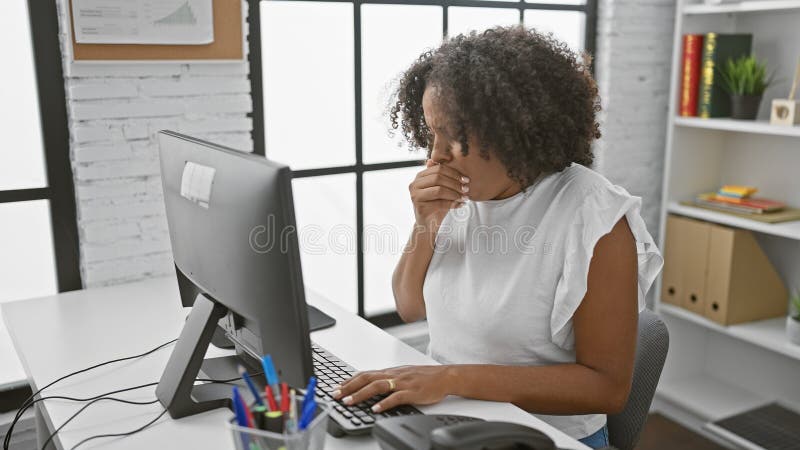 Femme tousse pendant qu'elle travaille à l'ordinateur de bureau photo libre de droits