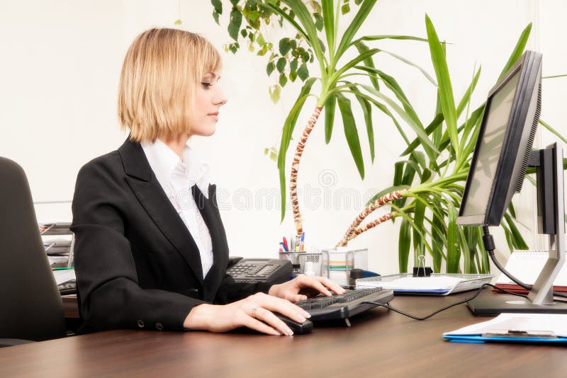 Femme travaillant avec l'ordinateur image stock Femme travaillant avec l'ordinateur image stock