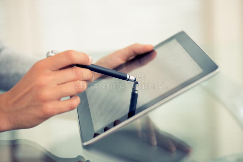 Femme travaillant avec le stylet et le PC numérique de comprimé image stock Femme travaillant avec le stylet et le PC numérique de comprimé image stock