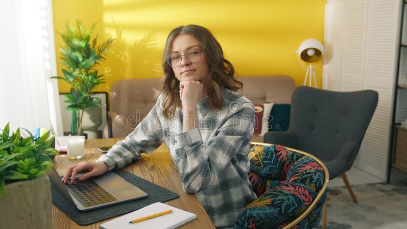 Femme travaillant dans un lieu de travail éloigné. fille intelligente taper sur le clavier de l'ordinateur portable à la maison clips vidéos