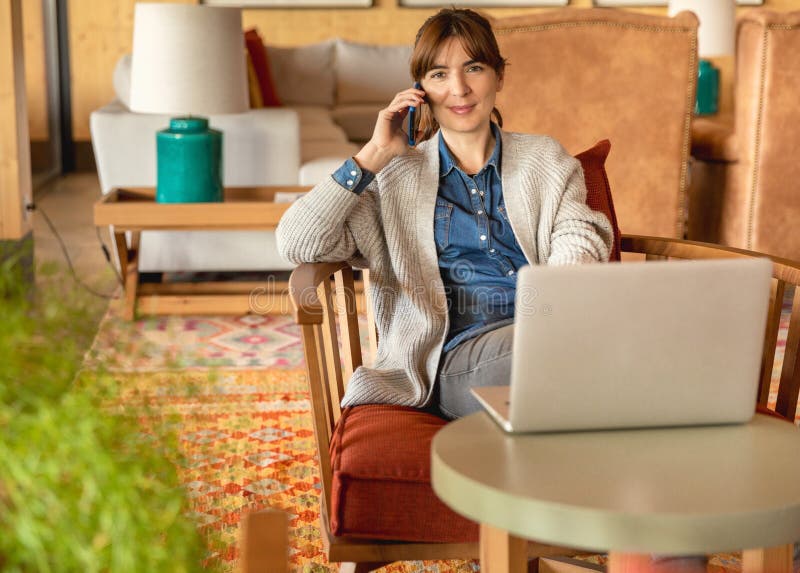 Femme travaillant sur un ordinateur portatif photos stock Femme travaillant sur un ordinateur portatif photos stock