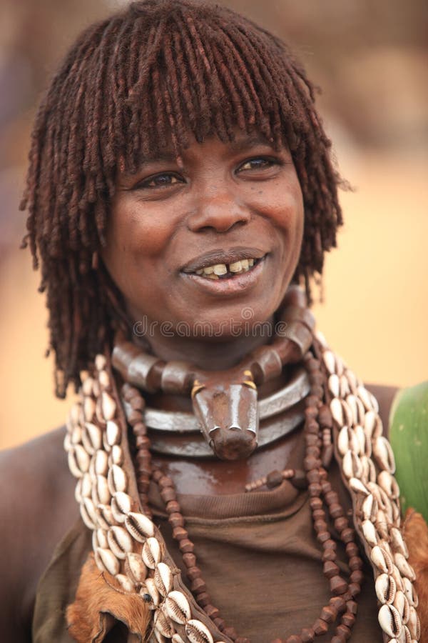 Femme tribal dans la vallée d'Omo en Ethiopie, Afrique photo libre de droits Femme tribal dans la vallée d'Omo en Ethiopie, Afrique photo libre de droits