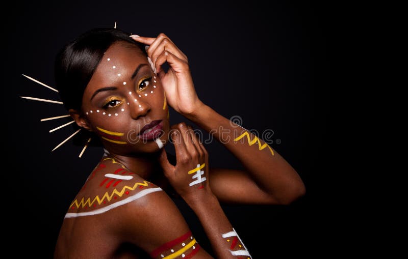 Femme tribal de beauté avec le renivellement image stock