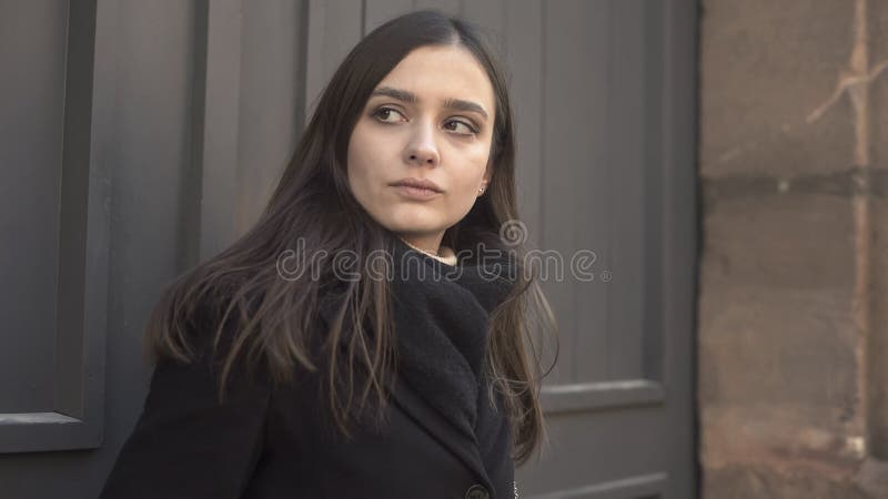 Femme triste regardant impatiemment autour, paranoïa de souffrance, trouble mental, maladie photos stock Femme triste regardant impatiemment autour, paranoïa de souffrance, trouble mental, maladie photos stock