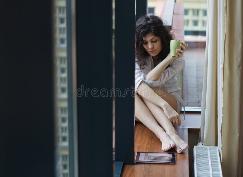 Femme triste à la maison images libres de droits Femme triste à la maison images libres de droits