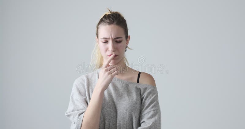 Femme triste à pleurer et nettoyer les larmes clips vidéos