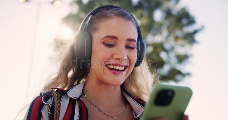 Femme téléphone et rire avec drôle podcast ou blague pour la radio ou la vidéo avec voyage. casques et application pour étudiants banque de vidéos