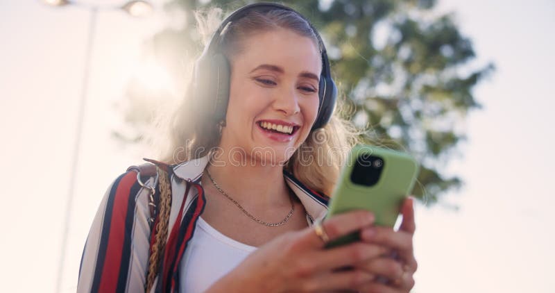 Femme téléphone et rire avec drôle vidéo ou blague pour la radio ou podcast avec voyage. casques et application pour étudiants banque de vidéos