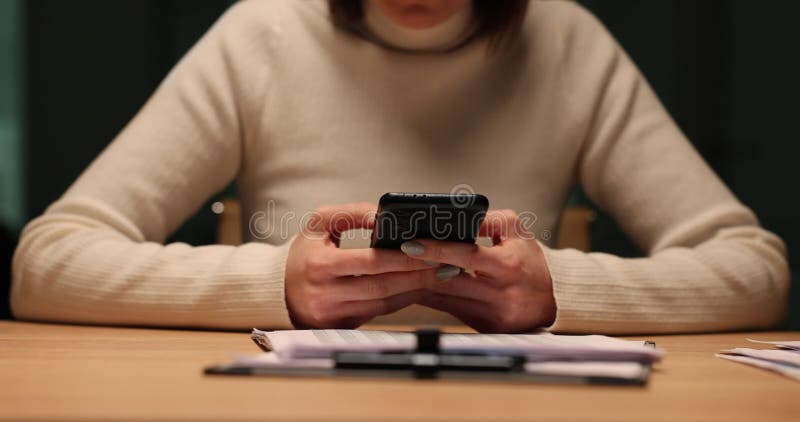 Femme utilise le smartphone à table le soir banque de vidéos