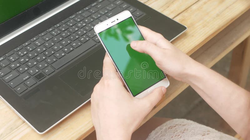 Femme utilise un smartphone. repos extérieur dans la cour de la maison. communiquer avec des amis dans la nature l'internet banque de vidéos