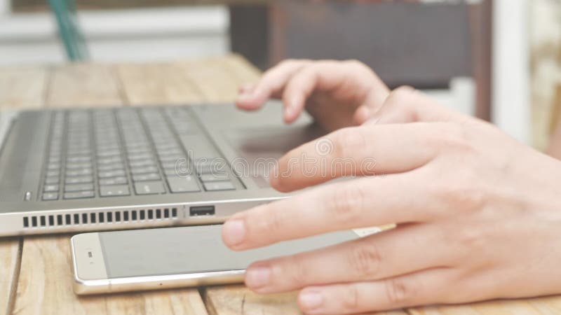 Femme utilise un smartphone. repos extérieur dans la cour de la maison. communiquer avec des amis dans la nature l'internet clips vidéos