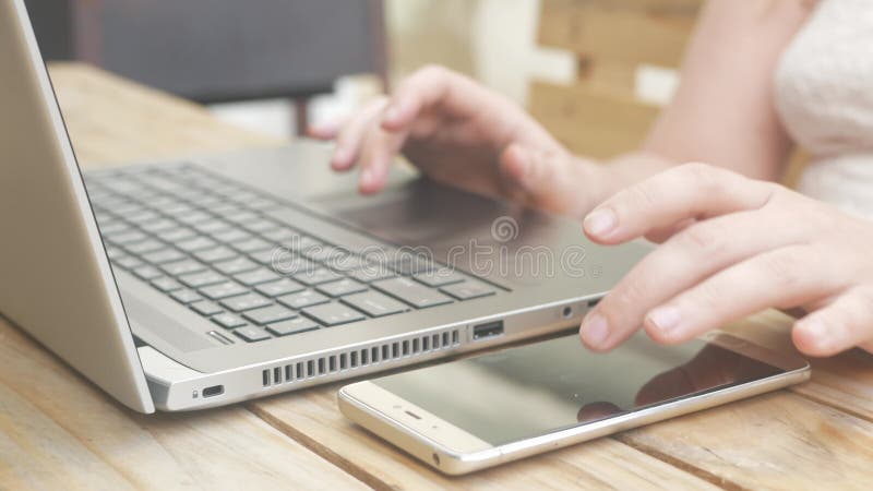 Femme utilise un smartphone. repos extérieur dans la cour de la maison. communiquer avec des amis dans la nature l'internet banque de vidéos
