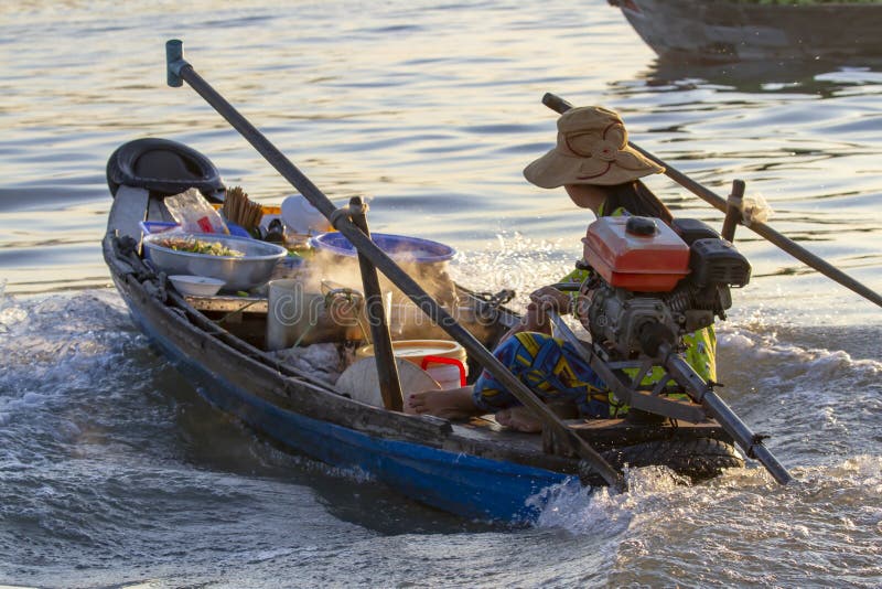Femme vendant le petit déjeuner sur le Mekong au Vietnam photo stock Femme vendant le petit déjeuner sur le Mekong au Vietnam photo stock