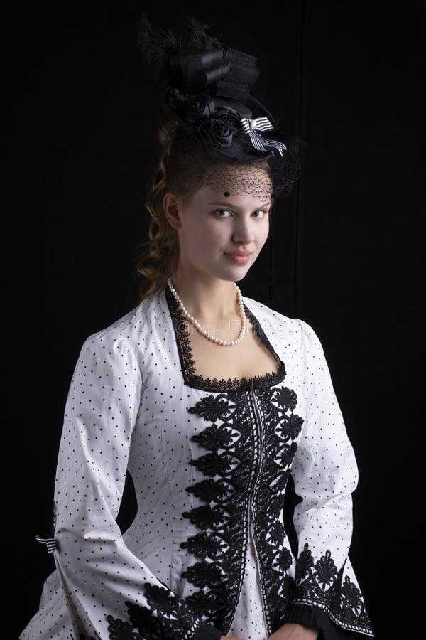 Femme victorienne dans la robe et le chapeau noirs et blancs de mouvement image stock Femme victorienne dans la robe et le chapeau noirs et blancs de mouvement image stock