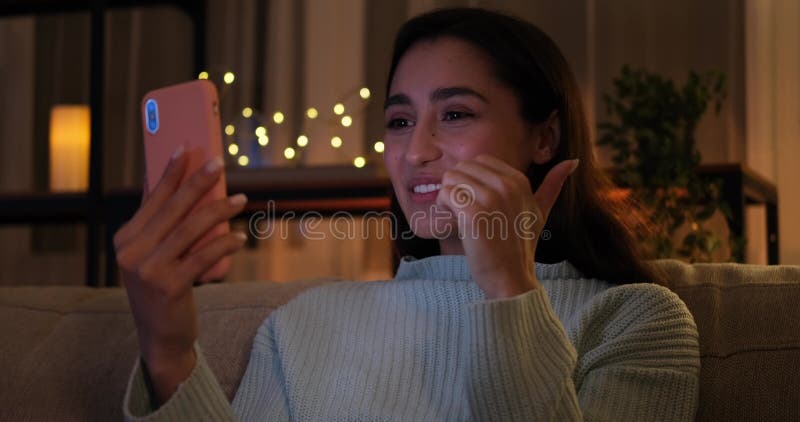 Femme vidéo bavardage en utilisant téléphone portable assis sur canapé clips vidéos