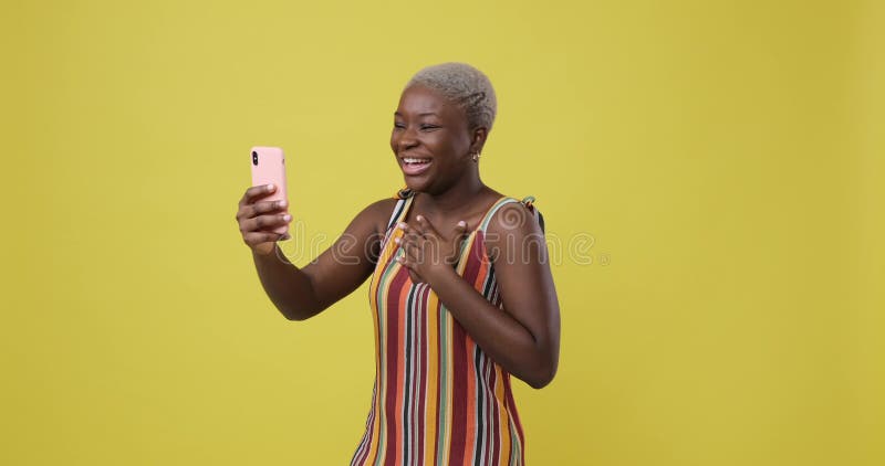 Femme vidéo bavardage en utilisant un téléphone mobile clips vidéos