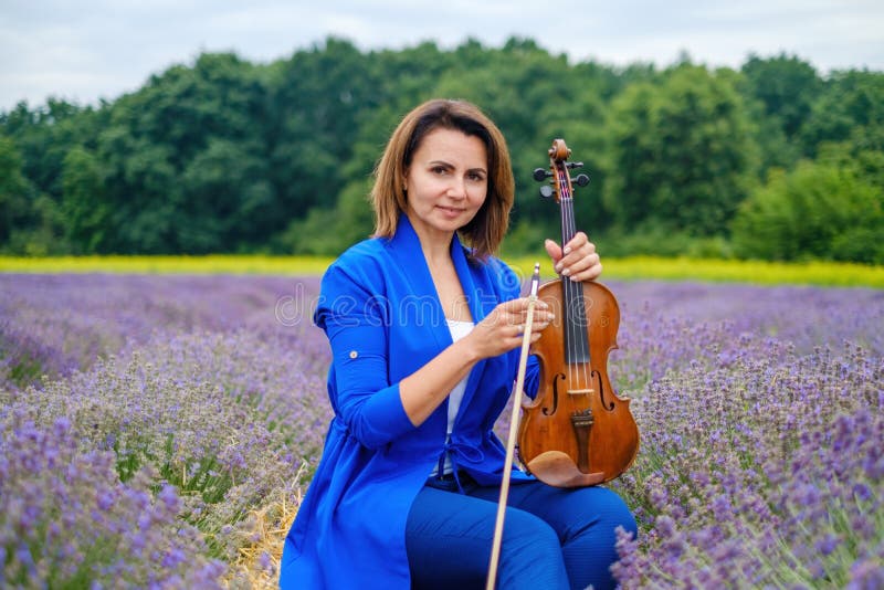 Violoniste Femme Adulte Jouer Du Violon Sur La Lavande D'été