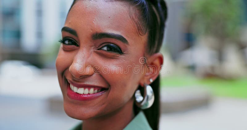 Femme visage et maquillage ou sourire par ville arrière-plan style urbain et vêtements cool en plein air. femme indienne