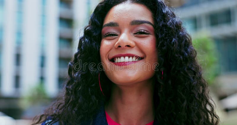 Femme visage et souriant ou mode dans le style urbain de ville et des vêtements cool en plein air. portrait femme et relax