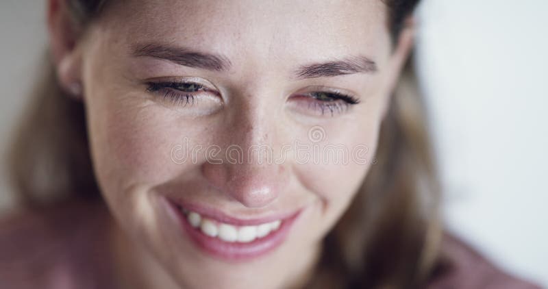 Femme visage et sourire pour la mémoire ou se souvenir en closeup à la maison paix et attitude positive. femme heureuse