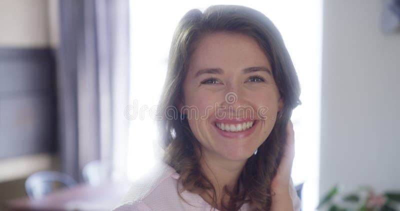 Femme visage heureux et détente à la maison souriant et gai dans l'appartement ou confortable. portrait de femme et