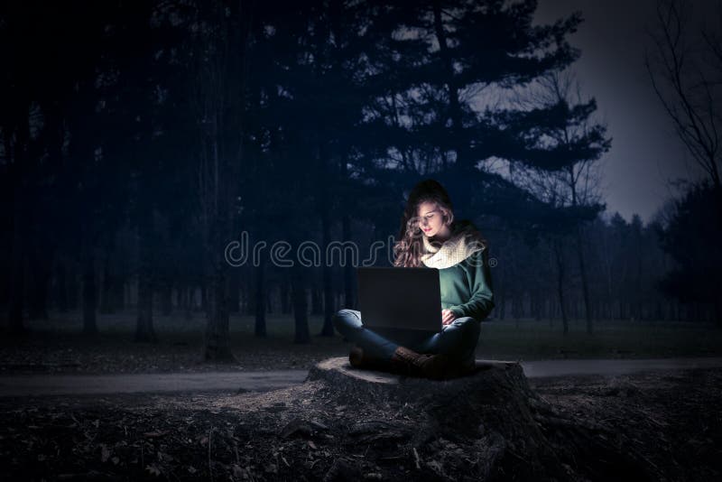 Femme à l'aide de son ordinateur portable la nuit image stock Femme à l'aide de son ordinateur portable la nuit image stock