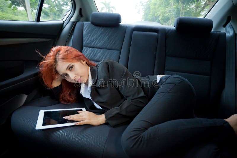 Femme à l'aide du comprimé photos stock Femme à l'aide du comprimé photos stock