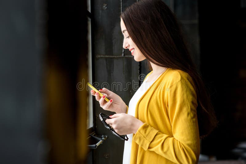 Femme à l'aide du téléphone photo libre de droits Femme à l'aide du téléphone photo libre de droits