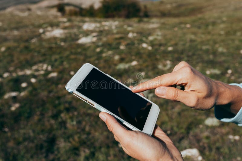 Femme à l'aide du téléphone intelligent mobile extérieur photographie stock Femme à l'aide du téléphone intelligent mobile extérieur photographie stock