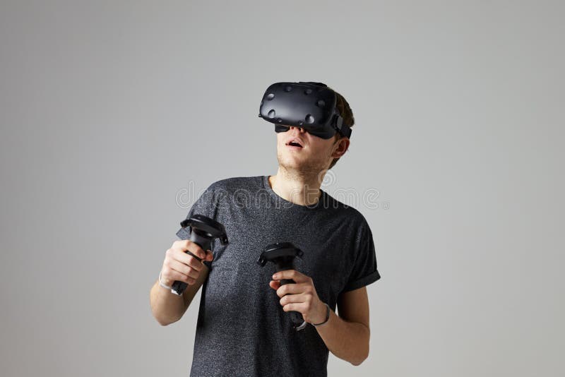 Femme à la maison utilisant le casque de réalité virtuelle jouant le jeu photo libre de droits