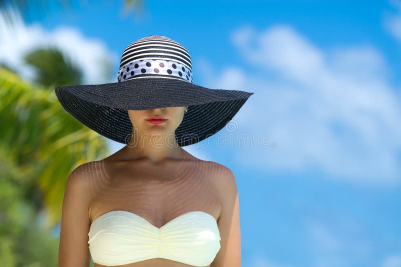 Femme à la plage tropicale photos stock Femme à la plage tropicale photos stock
