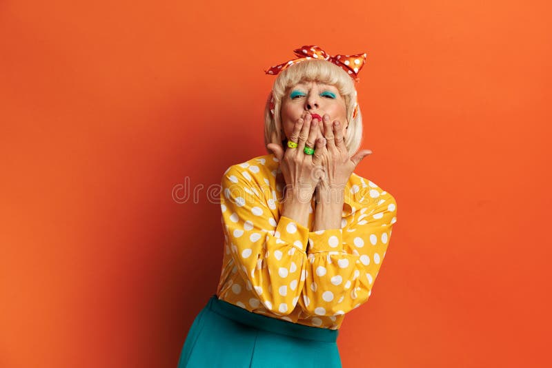 Femme âgée envoyant un baiser. belle grand-mère baiser image stock