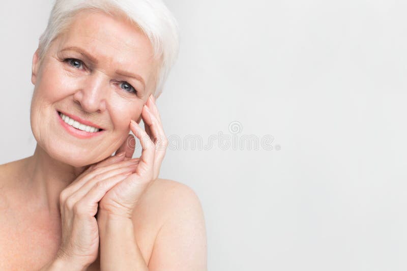 Femme âgée heureuse avec un éclat rayonnant image libre de droits