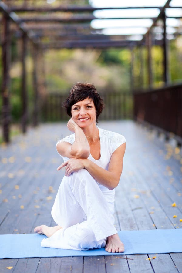 Femme âgée moyenne convenable photographie stock