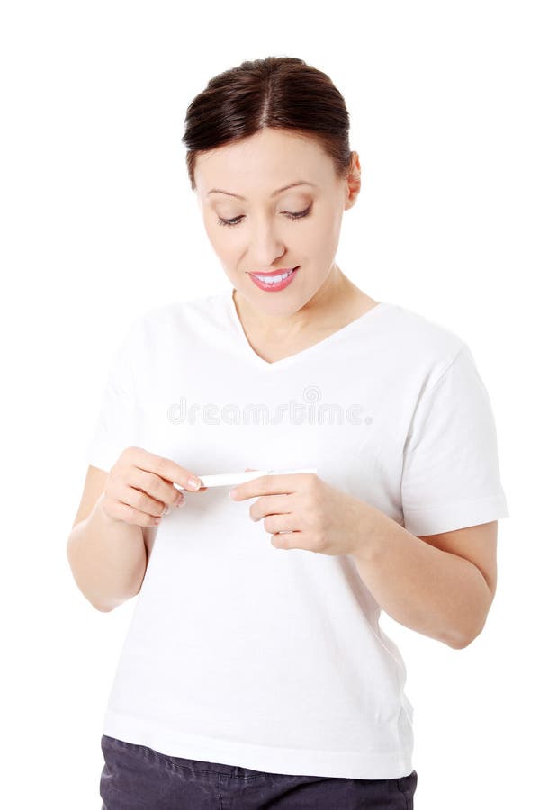 Femme âgée moyenne retenant un essai de grossesse image libre de droits Femme âgée moyenne retenant un essai de grossesse image libre de droits