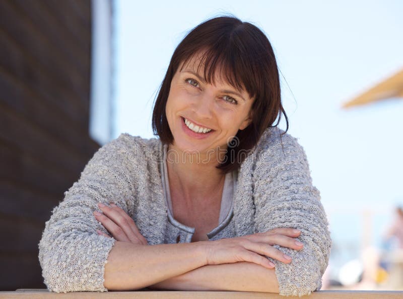 Femme âgée par milieu sûr souriant dehors images stock
