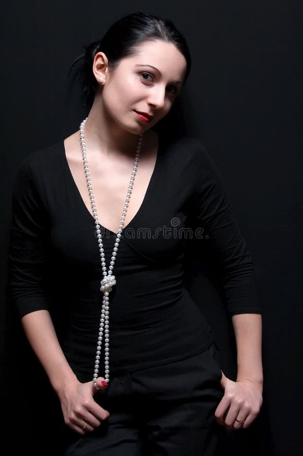 Femme élégant avec des perles image stock