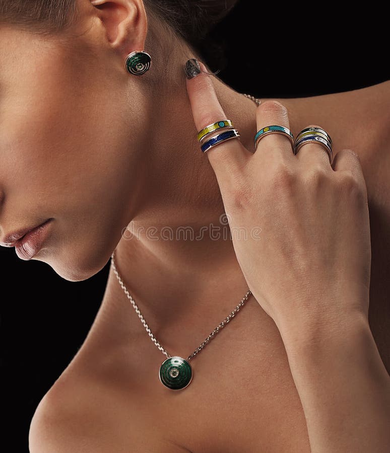 Femme élégante avec des bijoux Belle fille avec des anneaux et des boucles d'oreille de collier Bijoux et accessoires Salon de mo photos libres de droits Femme élégante avec des bijoux Belle fille avec des anneaux et des boucles d'oreille de collier Bijoux et accessoires Salon de mo photos libres de droits