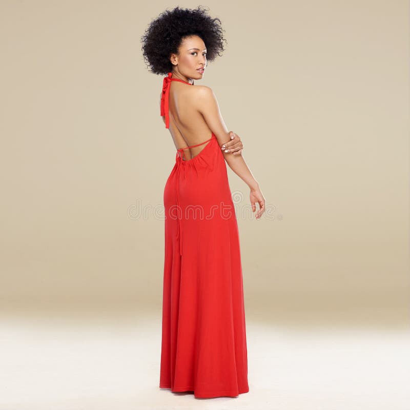 Femme élégante d'Afro-américain dans une robe rouge image libre de droits Femme élégante d'Afro-américain dans une robe rouge image libre de droits
