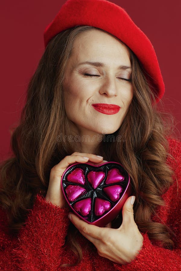 Femme élégante détendue en chandail rouge et béret image stock