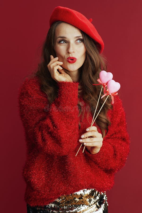 Femme élégante pensive en chandail rouge et béret photographie stock libre de droits