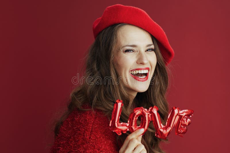 Femme élégante souriante en chandail rouge et béret photos stock