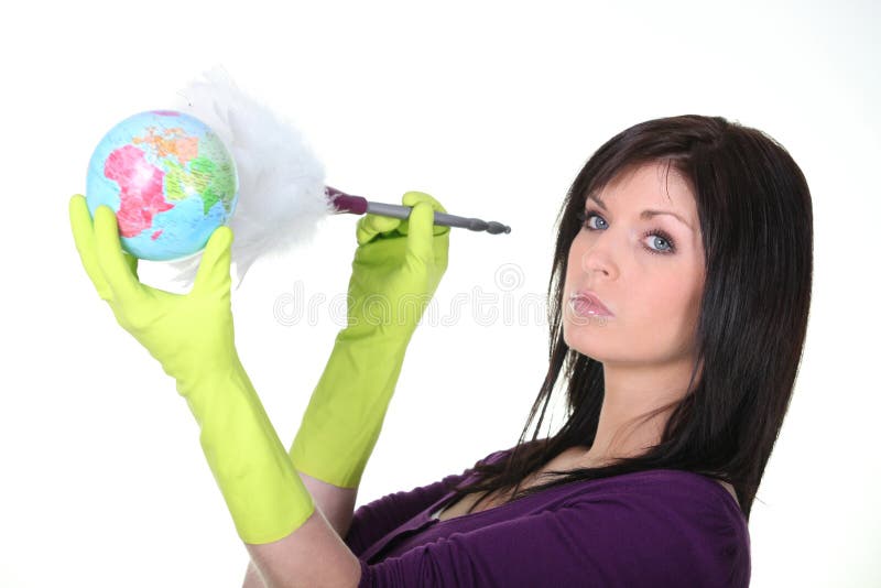 Femme époussetant un globe image stock Femme époussetant un globe image stock