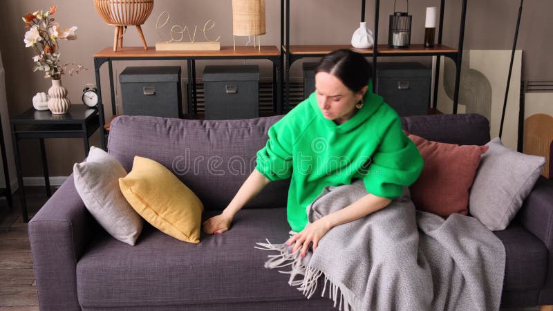 Femme épuisée et fatiguée, éveillée de rêver sur un canapé à la maison clips vidéos