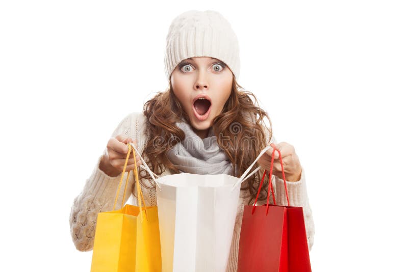 Femme étonnée de achat tenant des sacs Ventes d'hiver photos libres de droits Femme étonnée de achat tenant des sacs Ventes d'hiver photos libres de droits