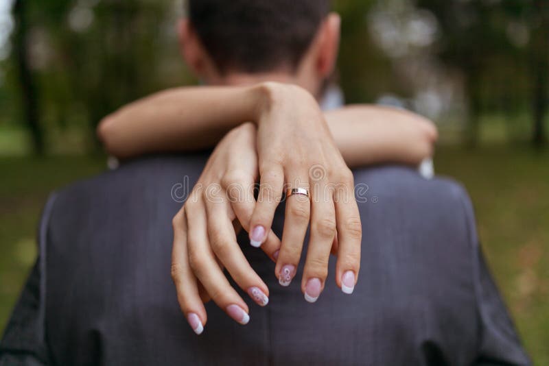 Femme étreignant un homme en parc image stock Femme étreignant un homme en parc image stock