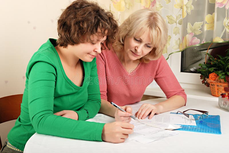 Femmes adultes et jeunes avec des documents images stock Femmes adultes et jeunes avec des documents images stock