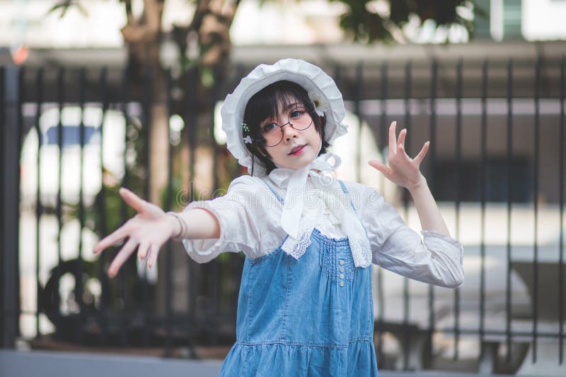 Femmes asiatiques aux cheveux courts mignonnes, personnes tha?landaises, habill?es dans des costumes cosplay japonais dans un con photos stock Femmes asiatiques aux cheveux courts mignonnes, personnes tha?landaises, habill?es dans des costumes cosplay japonais dans un con photos stock