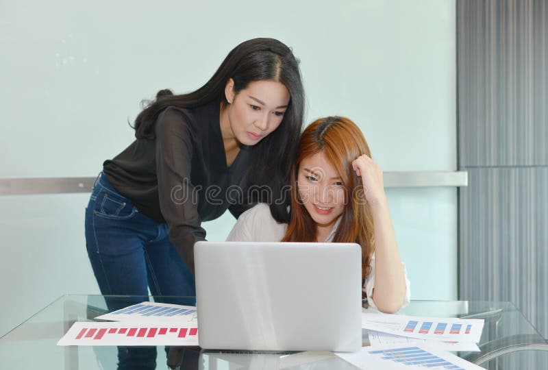 Femmes asiatiques d'affaires discutant les uns avec les autres photo libre de droits Femmes asiatiques d'affaires discutant les uns avec les autres photo libre de droits